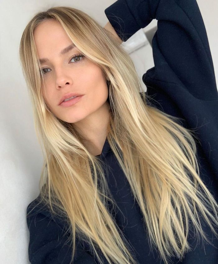 Pelo rubio: los consejos de los expertos para cuidarlo desde casa Hair Color Guide, Natasha Poly, Honey Blonde Hair, Blonde Hair Inspiration, Honey Hair, Blonde Hair Shades, Blonde Hair Looks, Hair Shades, Brown Blonde Hair