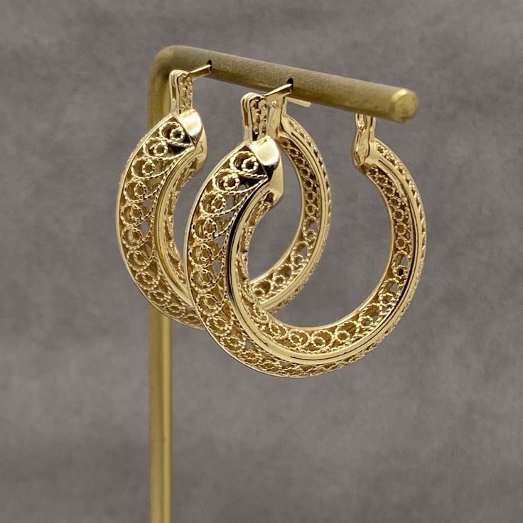 💎 Finely Crafted Jewelry. Made by master goldsmiths in Istanbul in our workshop.❤️ Enjoy 18k gold for Less! What you see is gold, what touches your skin is 18k gold.✓ Instant Glamour and Comfort - Hoop Earrings✓ Classic Timeless Filigree Huggies Earrings Design✓ Lenght : 1 inch✓ Inner Diameter : 5/8 inch 100% Customer satisfaction guaranteed! Hassle free returns or exchanges.Reach out if you have any special requests and we'll make it happen!OTHER INFORMATION✓ All items are nicely packaged read Gold Hoop Earrings, Pierced, Gold Hoop Earrings Pierced, Gold Hoop Pierced Earrings, Formal Pierced Hoop Jewelry, Elegant Hoop Jewelry With Intricate Design, Intricate Hoop Jewelry For Wedding, Luxury Small Hoop Pierced Jewelry, Hallmarked Yellow Gold Hoop Earrings, Gold Hoop Earrings For Formal Occasions