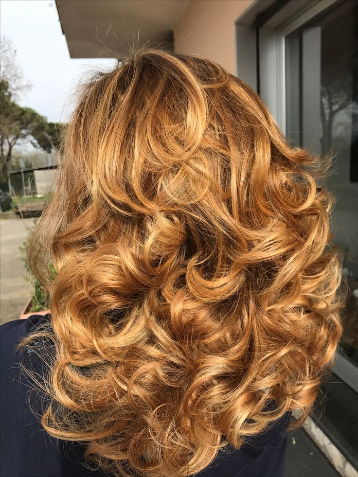 Honey Blonde Hair With Highlights Curly, Natural Hair Color Inspiration, Ginger Hair Inspiration, Ginger Hair With Highlights, Natural Hair Colors, Gorgeous Hair Color, Dyed Natural Hair, Honey Blonde Hair, Pretty Hair Color