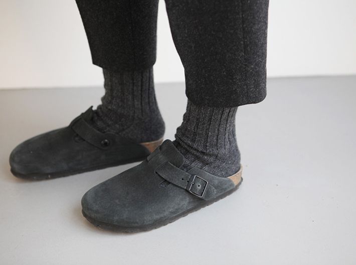 Clogs Outfit Men, Birkenstock Clogs Outfit Men, Black Birkenstock Clogs Outfit, Black Birkenstock Clogs, Pharaohs Horses, Grey Birkenstocks, Clogs Outfit Winter, Black Fluffy Jacket, Birkenstock Clogs Outfit