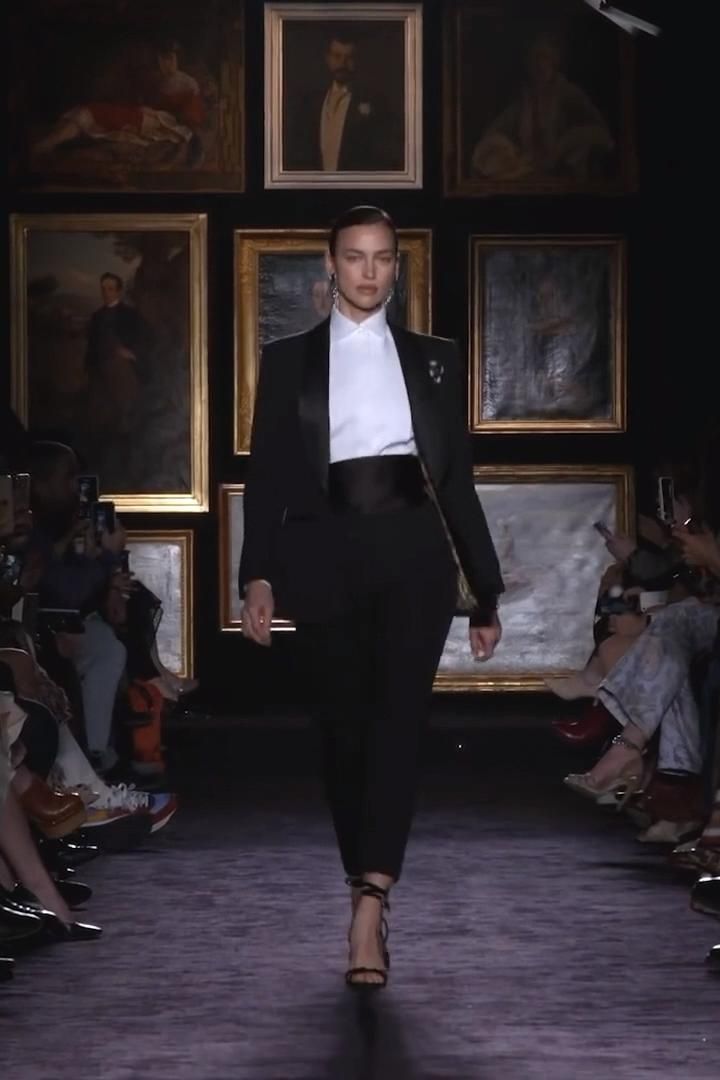 Women Suit Outfits, Black Womens Suit, Black And White Suit, Woman In Suit, Runway Fashion Couture, 2020 Runway, Woman Suit Fashion, Black Suit, Fashion Videos