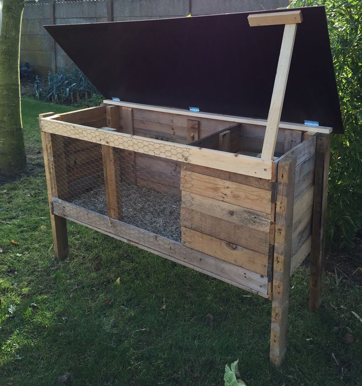 an outdoor chicken coop made out of pallets