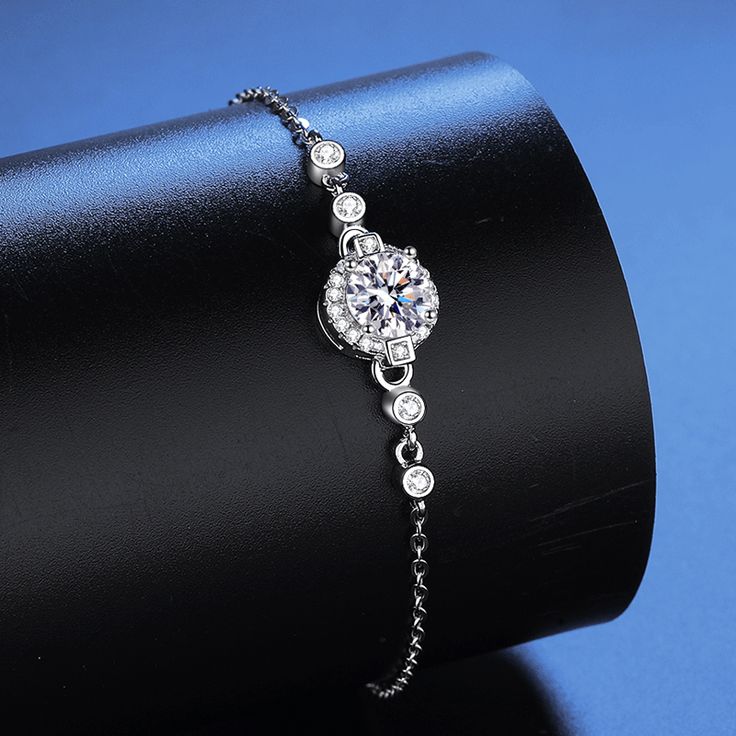 Gelang Moissanite fesyen cakera simetri adalah sempurna untuk membuat kenyataan.  Reka bentuk yang elegan dan simetri mempunyai cakera moissanite yang menakjubkan, yang direka untuk berkilau dan bersinar dalam sebarang cahaya.  Nikmati rupa perhiasan ini selama bertahun-tahun yang akan datang.
 Butiran produk: 

Bahan: 925 perak tulen
Batu: Moissanite berlian/D /1 karat
Berat: kira-kira 3g
Saiz: 16-21cm
SKU: AT23110106

 Kata kunci:     Gelang moissanite , Moissanite Gelang S , Moissanite diamon Moissanite Bracelet, Italian Bracelet, Blood Diamond, Bracelet Online, Diamond Bracelets, Bracelet For Women, Moissanite Diamonds, 1 Carat, Jewelry Party