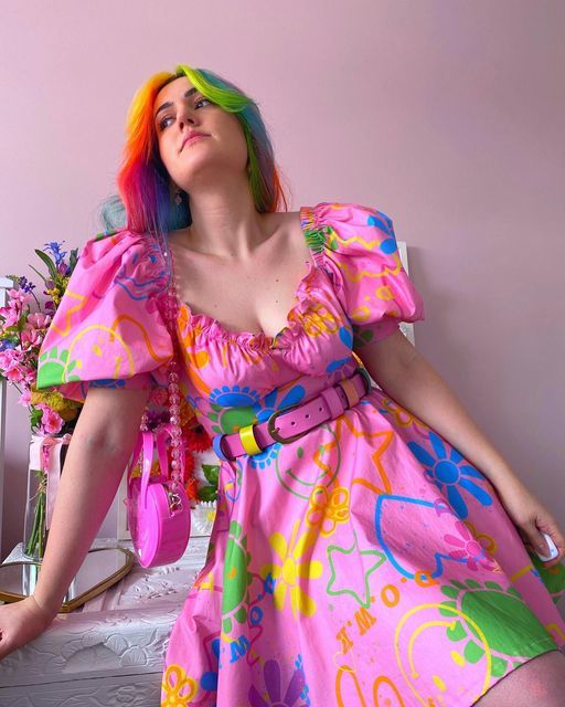 Kidcore Pink Outfit, Bubblegum Pop Aesthetic Outfits, Rainbow Fashion Aesthetic, Dopamine Fashion Aesthetic, Kitsch Aesthetic Fashion, Serotonin Dressing, Dopamine Dressing Plus Size, Rainbow Outfit Women, Dopamine Dressing Outfit