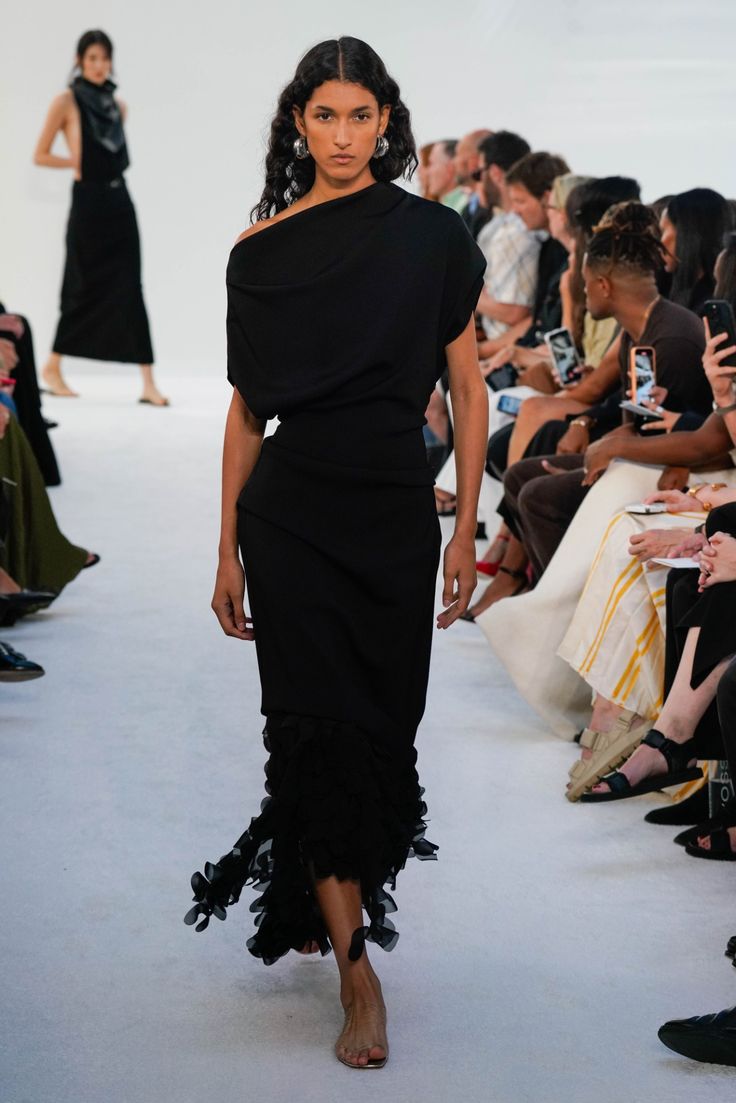 Brandon Maxwell Spring 2025 Ready-to-Wear Runway, Fashion Show & Collection Review [PHOTOS] Classy Wear, Brandon Maxwell, Show Collection, Walk This Way, September 2024, Runway Show, Fashion Show Collection, Business Fashion, New York Fashion Week