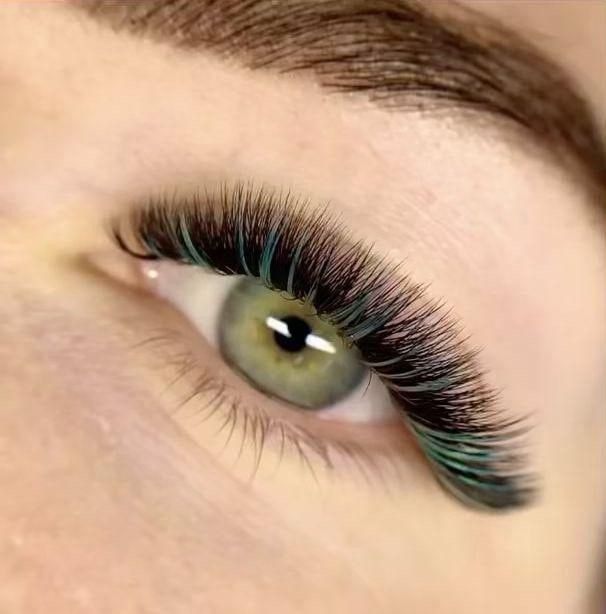 Green Lashes Extensions, Christmas Eyelash Extensions, Colour Lashes Extensions, Green Eyelash Extensions, Green Lash Extensions, Eyelash Extensions With Color, Colored Eyelash Extensions, Eye Lash Design, Lash Extensions Makeup