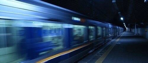 the train is moving fast through the subway station in the dark, it's blurry