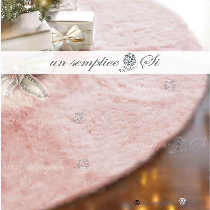 a pink rug with presents on it and the words, un semplice di