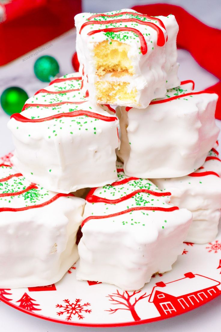 Fun Christmas Recipes, Individual Christmas Desserts, Homemade Christmas Cake, Little Debbie Christmas Tree Cakes, Easy Christmas Cake Recipe, Little Debbie Christmas Tree, Recipe Copycat, Easy Christmas Tree, Christmas Tree Cakes