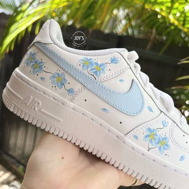 Blue Flowers Custom Air Force 1 Preppy Air Force Ones, Cute Shoes For Girls 10-12, Custom Nike Shoes Air Force, Zapatillas Air, Wallpaper Nike, Air Force 1 Sneakers, Custom Shoes Diy, Preppy Shoes, All Nike Shoes