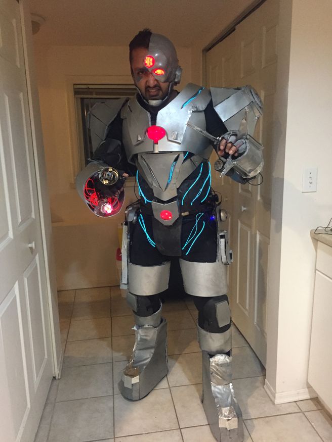 Justice League Cyborg - Costume Yeti Battery Powered Christmas Lights, Marvel Halloween Costumes, Robot Costume, Dc Costumes, Dc Animated, Robot Costumes, Dc Comics Cosplay, Halloween Costume Contest, Costume Contest