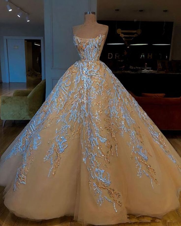 Wedding Dresses Couture Dior, Strapless Ball Gown, Bridal Dresses Vintage, Plus Wedding Dresses, Gown Pictures, Charming Wedding, African Wedding Dress, Dresses Indian, Wedding Dresses Strapless