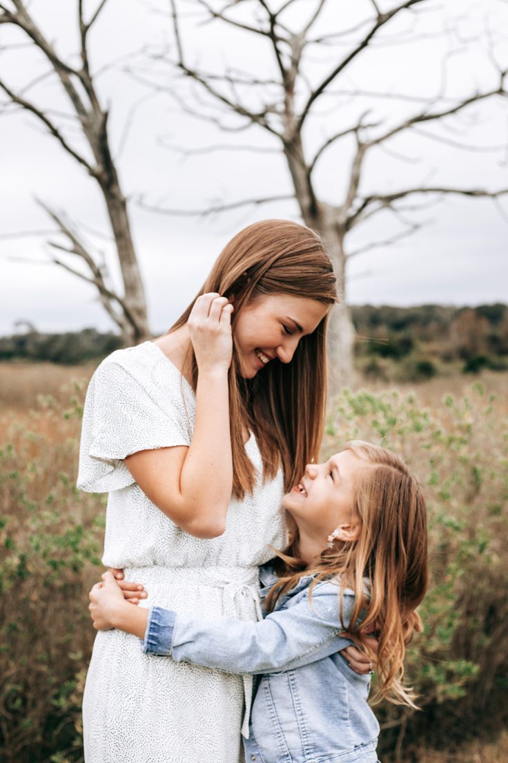 Aunt And Niece Photoshoot Photo Ideas, Mom And Daughter Photo Poses, Single Mom Photography, Mother Daughter Poses, Mommy Daughter Photoshoot, Daughter Photo Ideas, Family Photo Studio, Boho Mother, Moms Photography