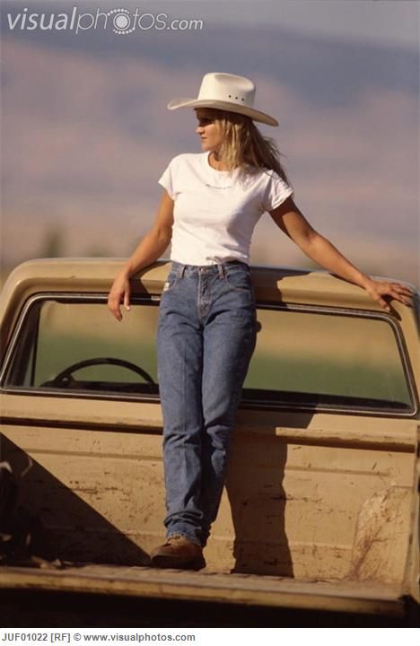 Country Girl Aesthetic, Foto Cowgirl, Farmer Girl, Wilde Westen, Farm Clothes, Cute Country Outfits, Looks Country, Estilo Country, Country Girls Outfits