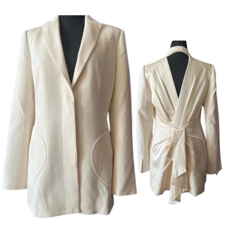 Brand New Jonathan Simkhai Elegant Ecru Open Back Blazer For Sale. Exquisite Cutout Adorned With A Tasteful Bow Detail, Impeccably Lined With A Discreet Button Closure. The Sleeves Boast A Sophisticated Pinstripe Lining, Showcasing Meticulous Tailoring. A True Wardrobe Gem. Shell: 96% Viscose / 4% Spandex Combo: 89% Acetate / 11% Polyester Lining: 100% Polyester Dry Clean Only Do Not Steam Beige Silk Long Sleeve Outerwear, Cream Long Sleeve Blazer For Evening, Designer Cream Blazer For Spring, Fitted Cream Silk Outerwear, Cream Silk Outerwear For Fall, Open Back Blazer, Jonathan Simkhai, Colored Blazer, Bow Detail