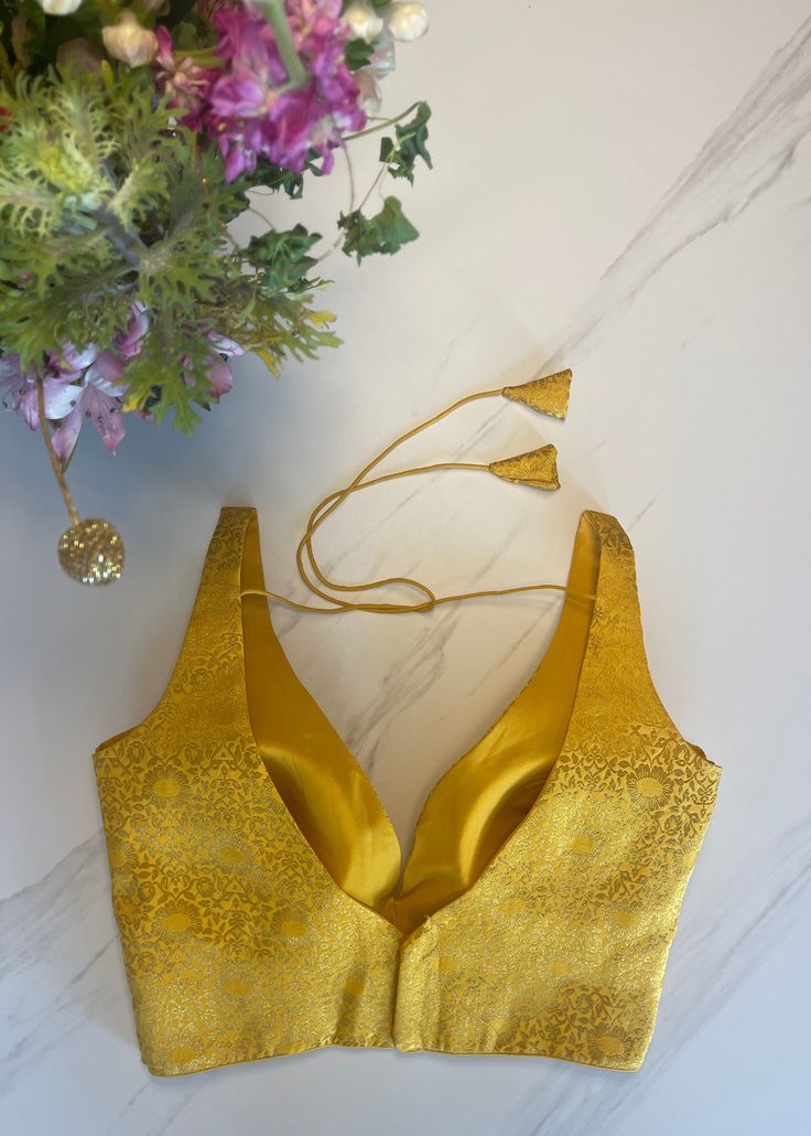 Yellow Sleeveless Blouse, Yellow Blouse Designs, Brocade Blouse Designs, Raw Silk Blouse, Blouse Details, Brocade Blouse, Brocade Blouses, Fancy Blouse, Trendy Blouses