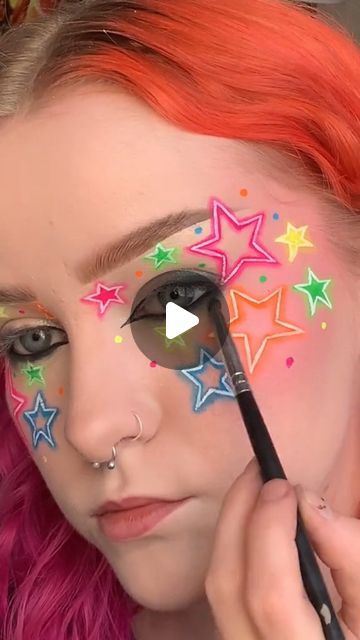 Neon Lights Makeup, Lisa Frank Makeup Looks, 80s Eyeliner, Neon Makeup Ideas Eye, Neon Eyeliner Looks, Neon Makeup Ideas, Neon Makeup Looks, Derby Makeup, 80s Eye Makeup