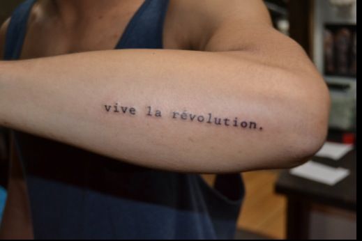 a person with a tattoo on their arm that says vive la revolution in french