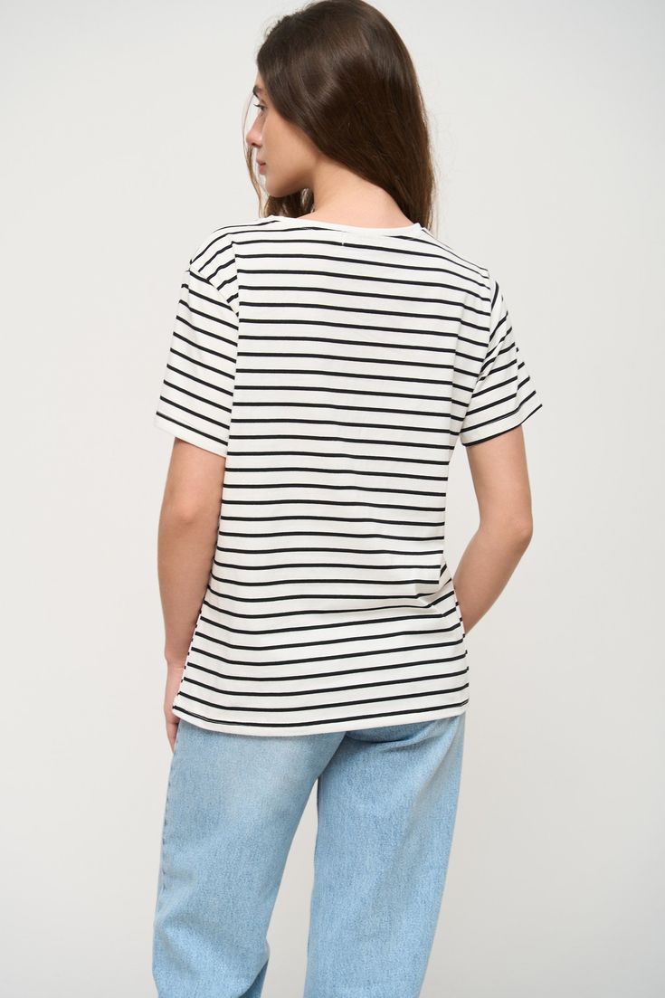 The loose-fit striped T-Shirt is a very versatile item that can be used for different seasons and clothing styles. It can be combined with jeans, shorts, skirts, as well as with flat shoes or sneakers. Different Seasons, Shorts Skirts, Top Pants Set, Striped T Shirt, Sweater Tank Top, Women's T Shirts, Clothing Styles, Sweater And Shorts, Flat Shoes