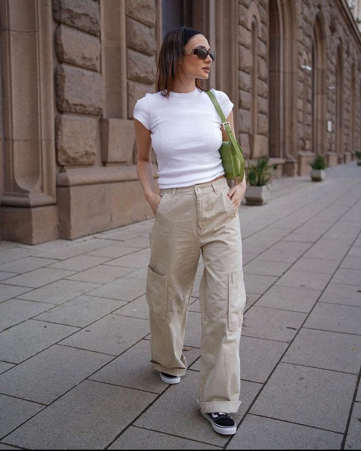 Beige Cargo Pants Outfit, Cargo Outfits Women, Uniqlo Women Outfit, Beige Pants Outfit, Cargo Pants Women Outfit, Denim Pants Outfit, Khaki Pants Outfit, Beige Cargo Pants, Curvy Casual Outfits