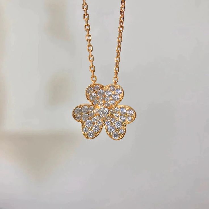 This elegant FLOWER DIAMOND NECKLACE features a delicate flower design with sparkling diamonds. The perfect statement piece for any occasion, this necklace adds a touch of sophistication and style to any outfit. Crafted with expert precision, this necklace is sure to become a beloved piece in your jewelry collection. ADDITIONAL INFORMATION Color: Gold, Pink Gold, Silver Stone: Cubic Zirconia Ref. CRB7224543 Material:- 925 Sterling Silver - 18k Gold Plated- 18k Real Gold ( contact us via instagra Flower Diamond Necklace, Trinity Bracelet, Black Onyx Bracelet, Gold Girl, Collar Chain, Detailed Jewelry, Clover Necklace, Inner Light, Onyx Bracelet