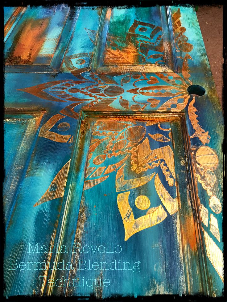 an artistic painting on the side of a building with gold and blue designs in it