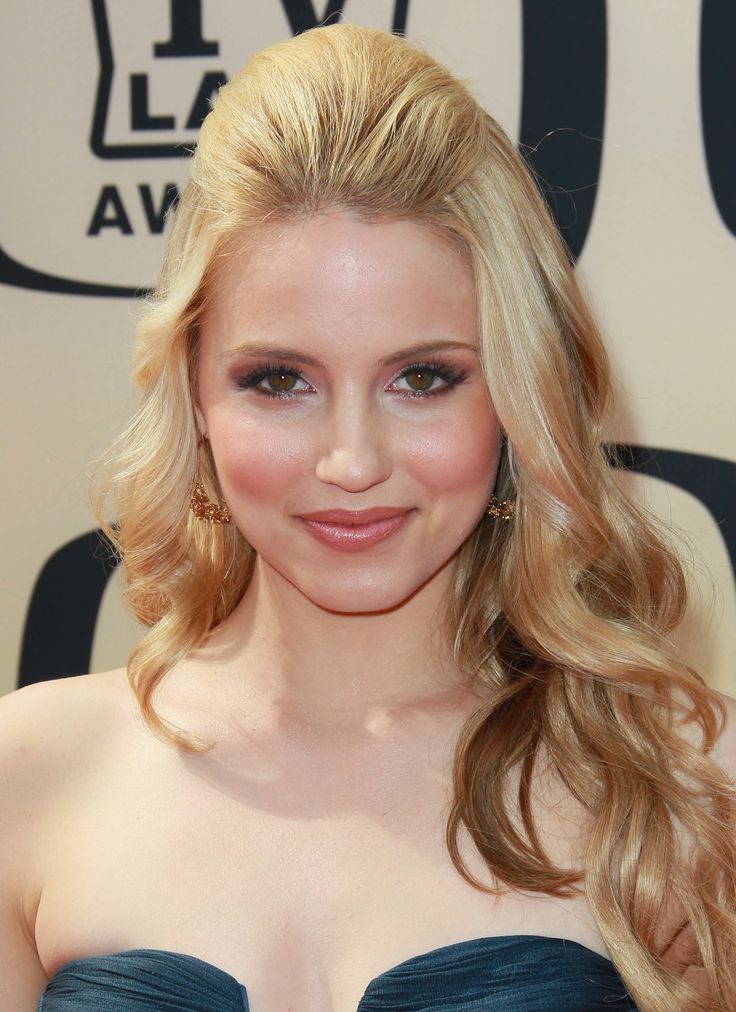 Front of hair bump, easy peasy, quick and simple. Hair Bump, 2000s Hair, Easy Professional Hairstyles, 2000s Hairstyles, Elegance Hair, Bump Hairstyles, Hair Techniques, Dianna Agron, Wedding Hairstyles Half Up Half Down