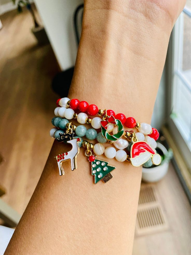 These handmade Christmas holiday charm beaded bracelets come in several different colors and charms. You can mix and match the colors and charms in any way you'd like!  You can choose from these different holiday charms: - Wreath - Christmas Tree - Santa Hat - Reindeer  Indicate what kind of charm and color in the personalization box.  Please make sure to measure your wrist ahead of time so that you know what size to order. These bracelets are made on an elastic type string. The gold beads are s Word Beaded Bracelets, Navidad Aesthetic, Word Bracelets, Christmas Jewelry Diy, Cameo Crafts, Bracelet Party, Holiday Bracelets, Preppy Bracelets, Holiday Beading