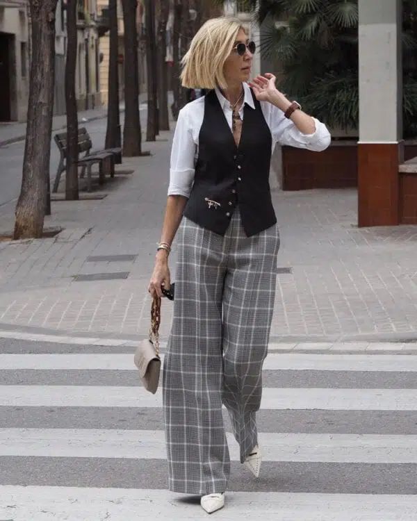 38 Best Outfits for Petite Women Over 50 to Wear This Year Chic Over 50 Fashion, Outfits For Petite Women, Mode Over 50, Susi Rejano, Outfit For Petite Women, Waistcoat Outfit, Outfits For Petite, Vest Outfits For Women, Stylish Outfits For Women Over 50