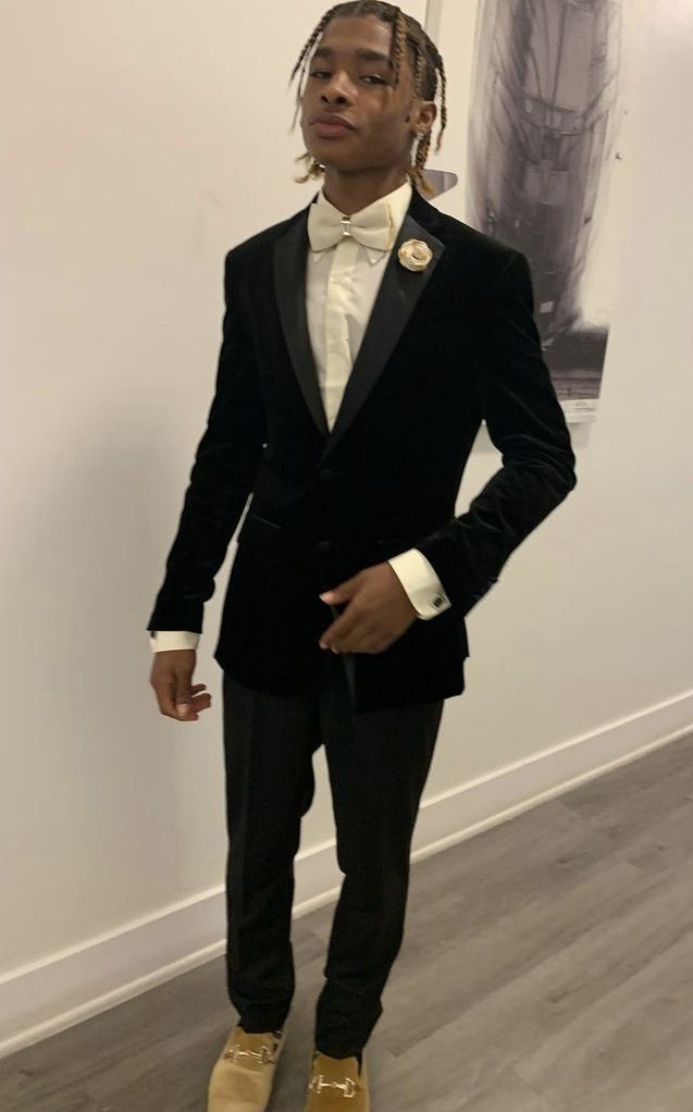 Prom Fits Men Black, Prom Suits For Men Black And Gold, Gold Prom Outfit For Guys, Black Man Prom Outfit, Black Prom Fits Men, Prom Fits For Men, Homecoming Fits Men, Black Hoco Outfits For Guys, Black Prom Outfit Men