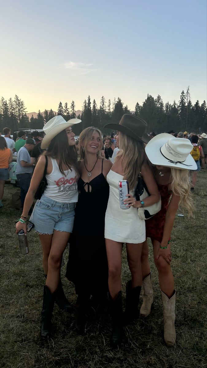 Ellie Thumann Stagecoach, Country Festival Outfits Women, Cow Girl Boots With Shorts, Festival Ideas Outfit, Under The Big Sky Festival Outfits, Bottlerock Napa Fashion, Aesthetic Friendship Photos, Country Girl Outfits Summer, Country Concert Poses