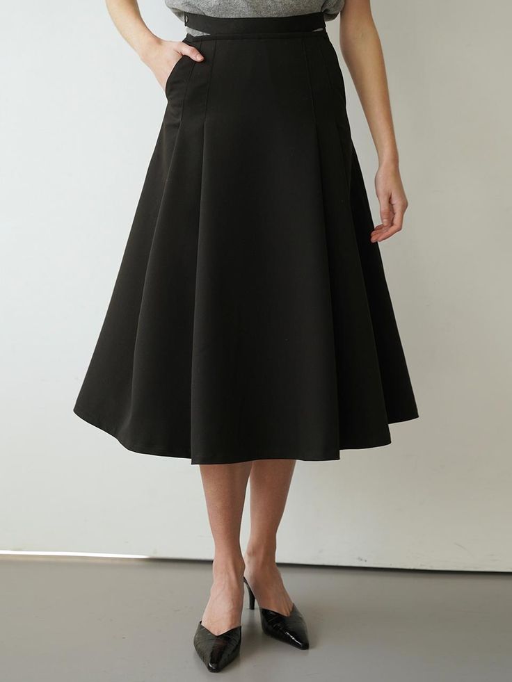 Knee-length A-line skirt in woven fabric with pleats. Regular waist, cut out at waistband, side zip closure, and side pockets. Lined.- Midi- Regular waist- Regular fit Modern A-line Skirt For Workwear, Modern A-line Lined Skirt, Formal A-line Bottoms With Box Pleat, Voluminous A-line Skirt With Pleated Hem, Party A-line Bottoms With Pleated Waist, Evening Flared Skirt With Box Pleat, A-line Pleated Evening Skirt, Chic A-line Skirt With Pleated Waist, A-line Pleated Skirt For Evening