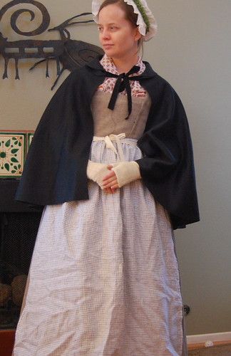 The Fashionable Past: Virginia Cloth Anglaise and Another Muff! 18th Century Working Woman, Short Cloak, 1800s Dresses, 1790s Fashion, Cloak Pattern, 18th Century Women, Colonial Dress, 18th Century Dress, 18th Century Costume