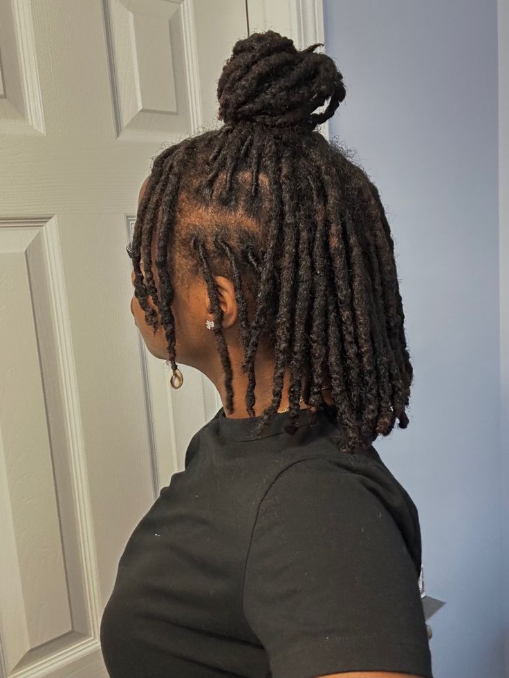 Locs For Black Women Real Hair, Nyfw Black Women, Style Dreadlocks For Women Black, Dread Locks Hairstyles, Dreadhead Women, Dreadlock Hairstyles Black Women, Woman With Dreadlocks, Short Dreadlocks Styles, Cabello Afro Natural