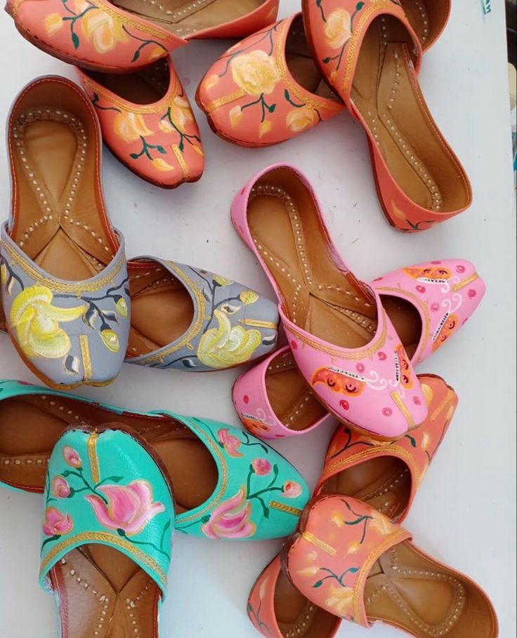 Jutti Design, Diy Footwear, Animal Texture, Hand Painted Scarves, Punjabi Jutti, Face Illustration, Beautiful Pakistani Dresses, Cap Designs, All About Shoes