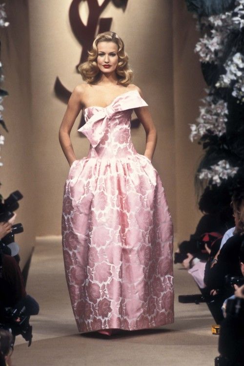 Yves Saint Laurent Haute Couture, Saint Laurent Haute Couture, Karen Mulder, Runway Fashion Couture, Vintage Runway, Runway Outfits, Fashion Couture, Model Aesthetic, Claudia Schiffer