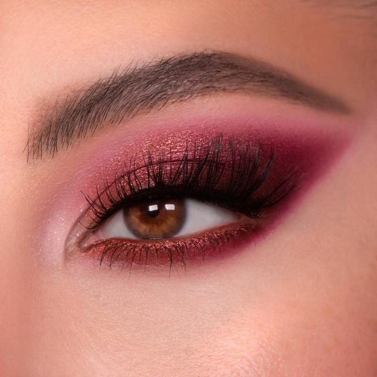 Red Eye Makeup Wedding, Make Up For Quinceanera Red, Red And Pink Eye Makeup, Red Eyeshadow Aesthetic, Dance Show Makeup, Maroon Eyeshadow Looks, Red Eye Shadow Looks, Red Prom Makeup, Wine Makeup