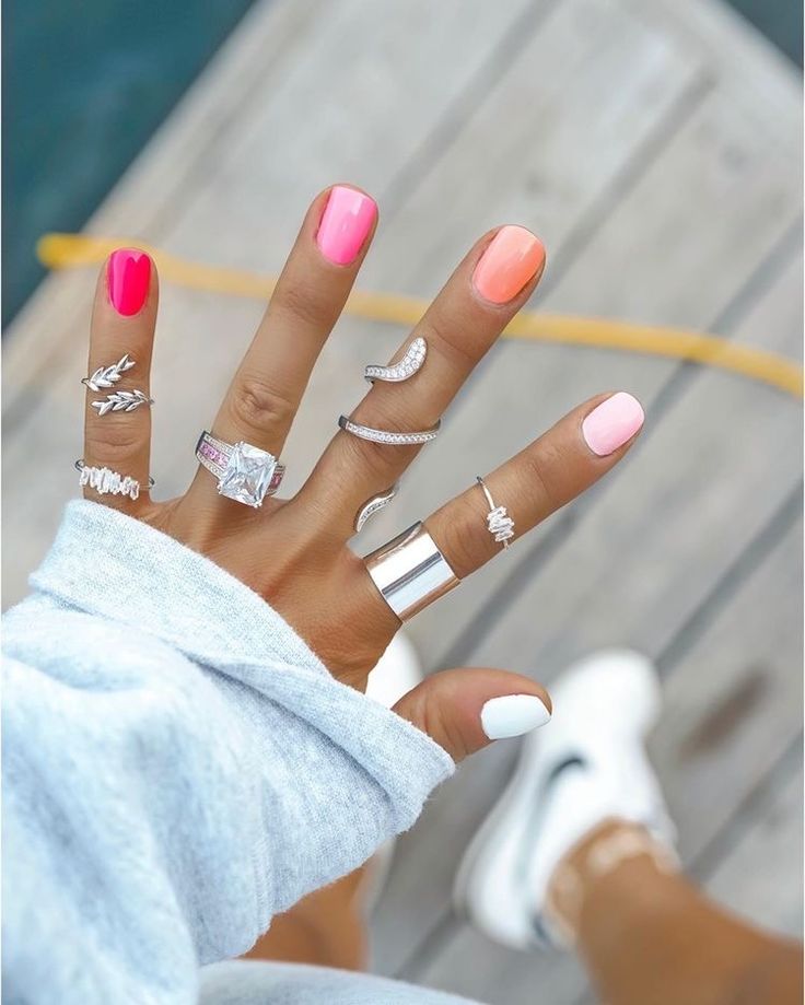 ➰yellow dιaмond Each Mail Different Color, Simple Beach Nails Gel, Spring Nail Inspiration Simple, Tri Color Nails, Alternating Nail Color, Simple Painted Nails, Short Multicolor Nails, Belize Nails, Multi Shade Nails