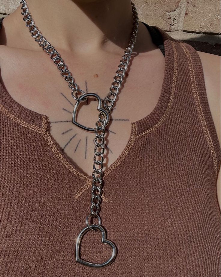 person wearing a silver slip necklace with a heavy chain and metal heart details Chain Accessories Grunge, Slip Chain Necklace, Chain Necklace Aesthetic, Chain Necklace Outfit, Slip Chain, Heavy Chain Necklace, Alternative Accessories, Chain Necklace Diy, Chain Harness