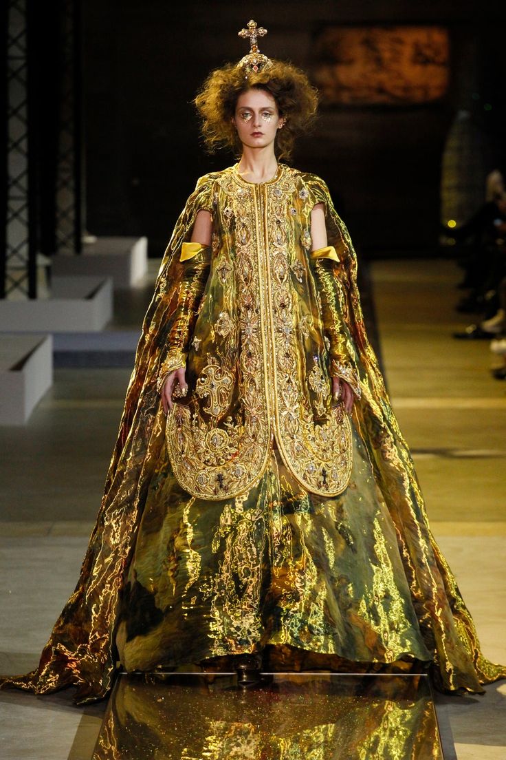 Guo Pei Spring 2017 Couture collection, runway looks, beauty, models, and reviews. Dolce And Gabbana Dress Couture, Religious Outfits, A Crown Of Candy, Guo Pei Couture, Alexander Mcqueen Couture, Byzantine Fashion, Sui Dynasty, Rhaena Targaryen, Marriage Of Figaro