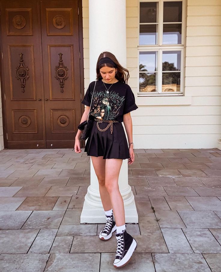 Black Vans Skirt Outfit, Skater Skirt Concert Outfit, Alt Tennis Skirt Outfit, Outfits With Tennis Skirts Black, Tennis Skirt With Converse, Skater Skirt And Sneakers Outfit, Black Skirt And Tennis Shoes, Black Halara Skirt Outfit, Tennis Skirt Outfit Disney World