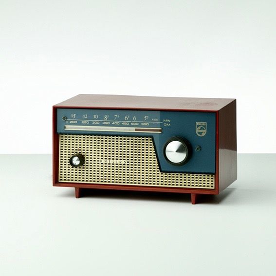 an old fashioned radio sitting on top of a table