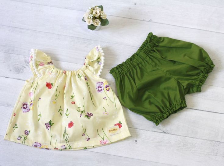 Ropa de niña parte superior floral de primavera con flor | Etsy Green Playtime Summer Sets, Green Cotton Sets For Playtime, Green Summer Tops For Playtime, Summer Green Tops For Playtime, Green Cotton Playtime Sets, Green Cotton Summer Sets, Cute Cotton Bloomers For Spring, Green Playful Sets For Spring, Playful Green Sets For Spring