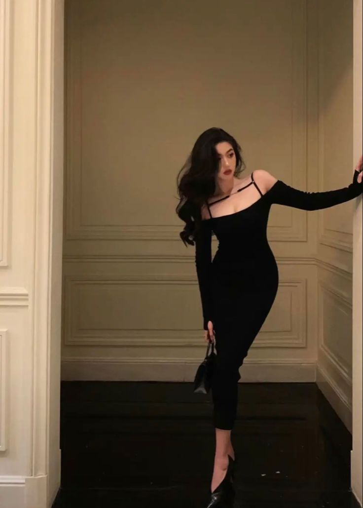 Black Dress Date Outfit, Poses Reference Dress, Vestidos Elegantes Aesthetic, Elegant Black Dress Aesthetic, Classy Black Dress Aesthetic, Black Dress Outfit Classy, Black Dress Outfit Classy Elegant, Outfit Classy Elegant, Rich Dresses