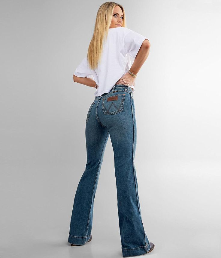 Jeans Ads, Wrangler Jeans Women's, Clothes Country, Mom Fits, Retro Trousers, 2022 Outfits, Western Fits, Western Wear Outfits, Cute Country Outfits