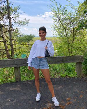 Jean Shorts Outfit Baddie, Shorts Outfit For School, Ripped Jean Shorts Outfit, White Jean Shorts Outfit, Jean Shorts Outfit Ideas, Blue Jean Shorts Outfit, Viviane Audi, Jean Shorts Outfit, Shorts Outfit Ideas