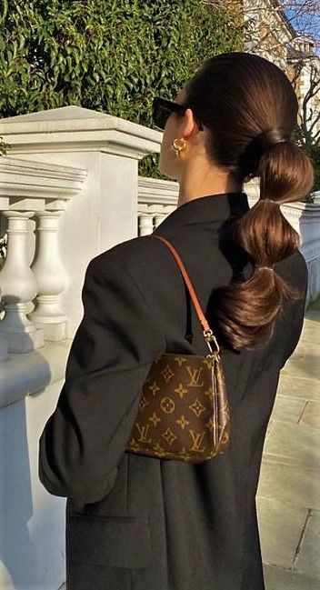 Louis Vuitton Outfit, European Street Style, Pochette Louis Vuitton, Lv Pochette, Aesthetic Bags, Chic Holiday, Mode Chic, Louis Vuitton Pochette, Street Style Winter