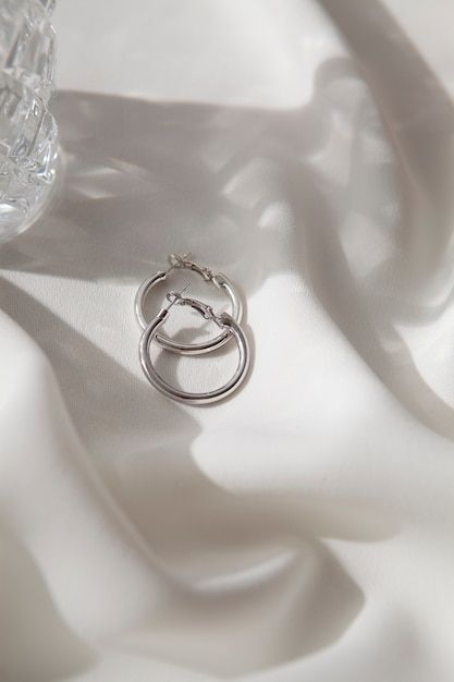 Silver Jewelry Photography, White Bg, Jewellery Photography Inspiration, Jewellery Photography, Simple Silver Jewelry, Tøp Aesthetic, Jewelry Photoshoot, Jewellery Marketing, Elegant Bride