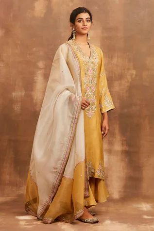 Yellow kurta with floral embroidered motifs and flared sleeves. Paired with embroidered palazzo and organza dupatta.
Components: 3
Fabric: Mul, Organza
Neckline: V neck
Sleeve Length: Three quarter
Color: Yellow
Embroidered 
Floral motif work
Embroidered dupatta - Aza Fashions Kurta Set For Women, White Kurta, Indian Suits, Organza Dupatta, Designer Dresses Indian, Suit Designs, Designer Gowns, Kurta Set, Indian Design