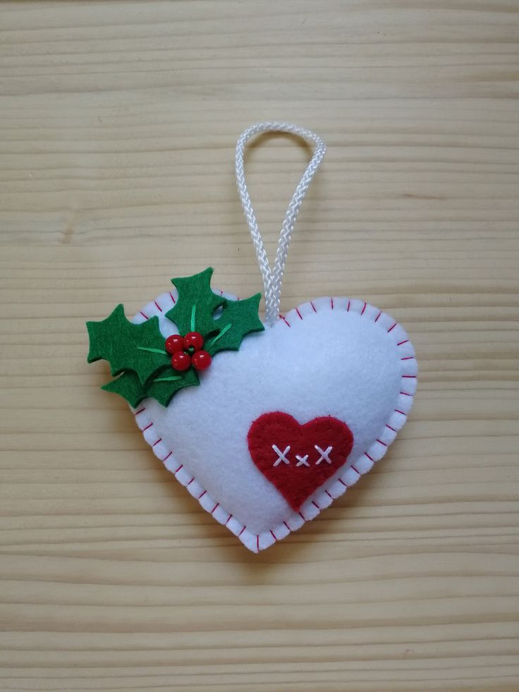 Felt Toys Diy, Easy Valentine Crafts, Heart Christmas Ornaments, White Christmas Ornaments, Easy Diy Wreaths, Felt Christmas Decorations, Christmas Hearts, Felting Tutorials, Felt Christmas Ornaments